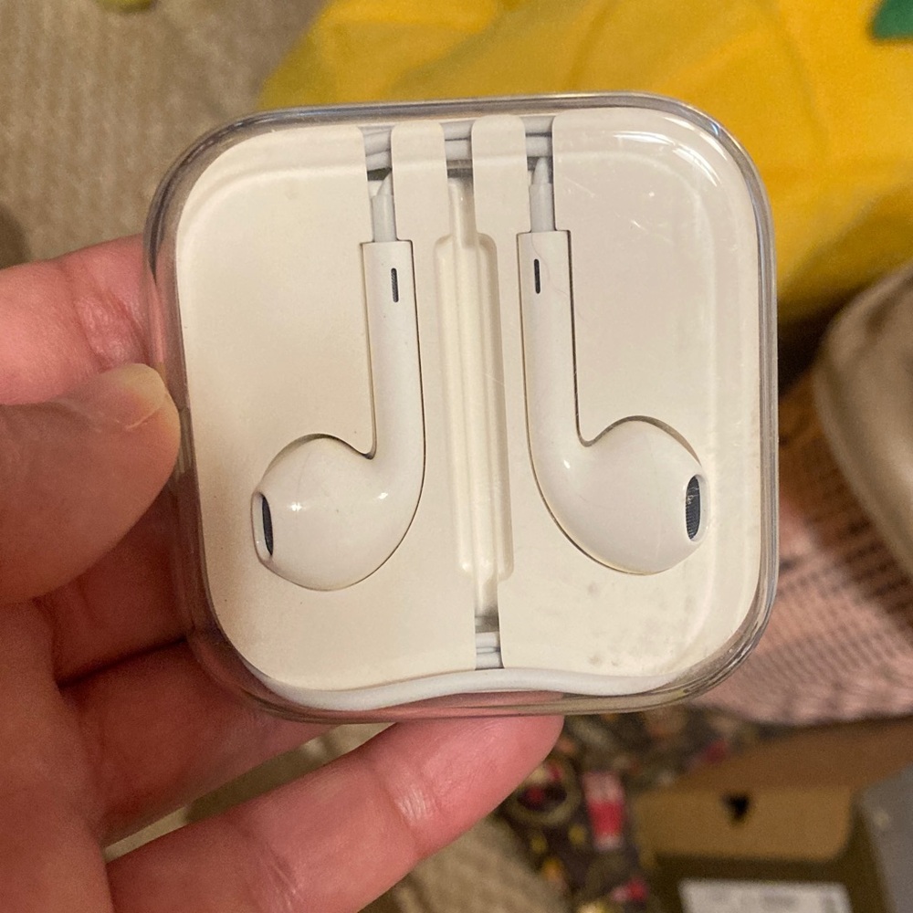 New Apple Wired Earbuds in Clear Case